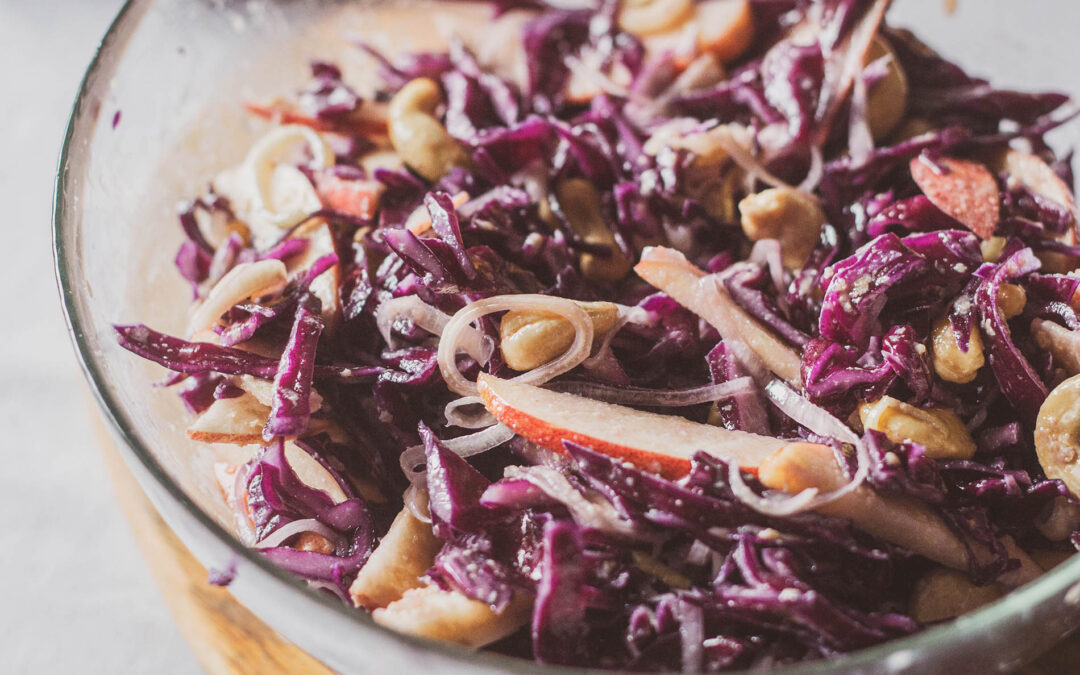 Surówka z czerwonej kapusty – coleslaw
