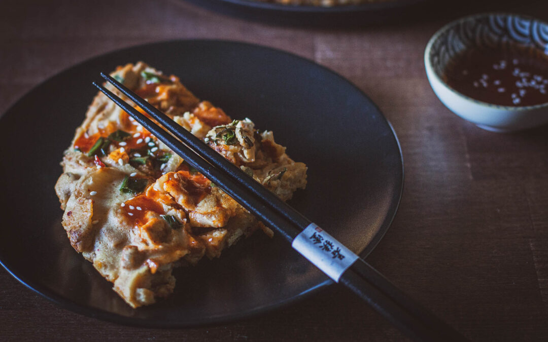 Koreański naleśnik z kimchi