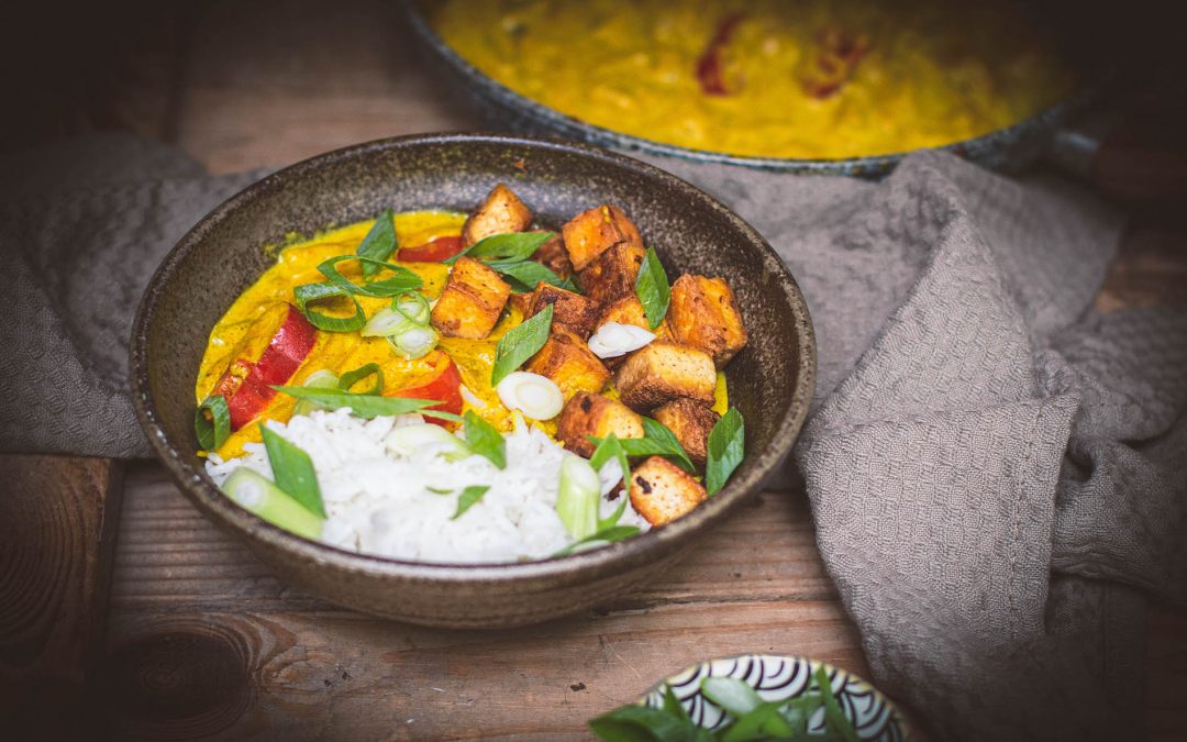 Żółte curry z mango i chrupiącym tofu