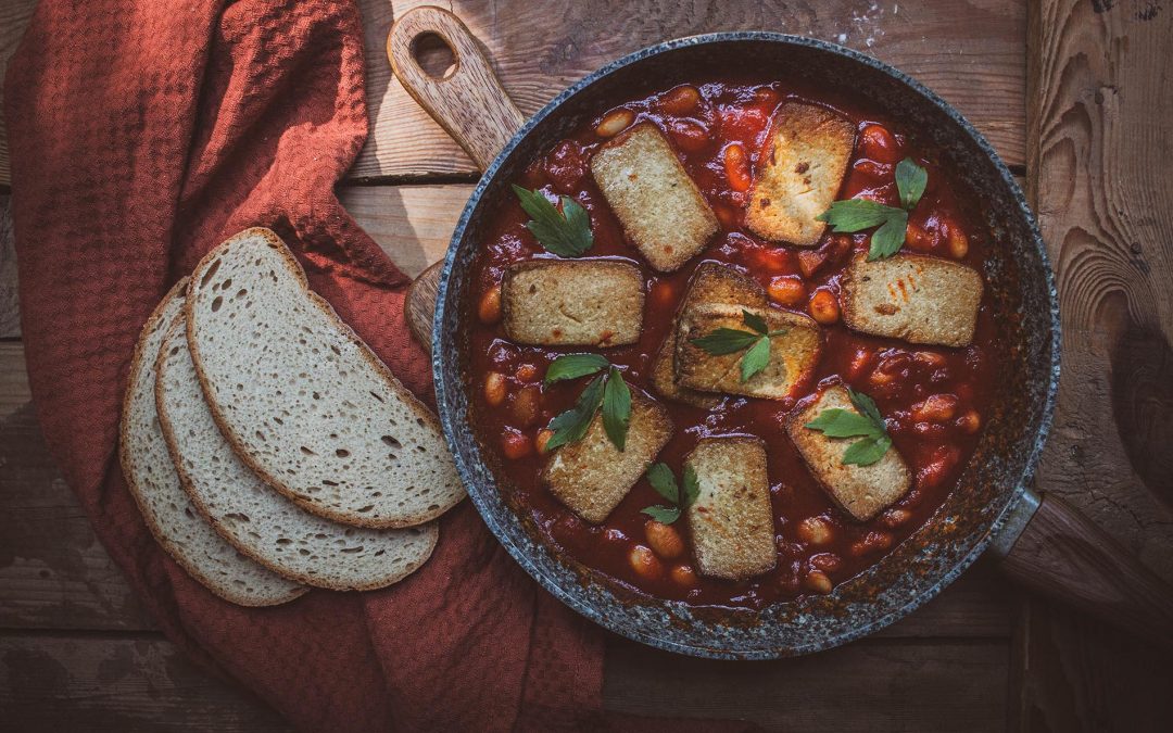 Tofu w sosie pomidorowym z fasolką