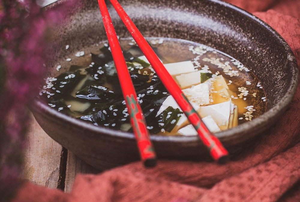 Japońska zupa miso z miękkim silken tofu