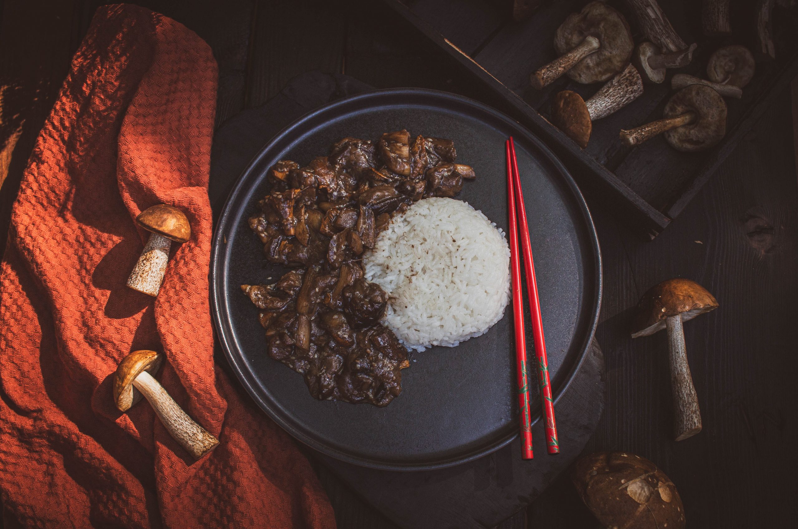 grzybowy_stir_fry_przepis wegański chłodnik z botwinki