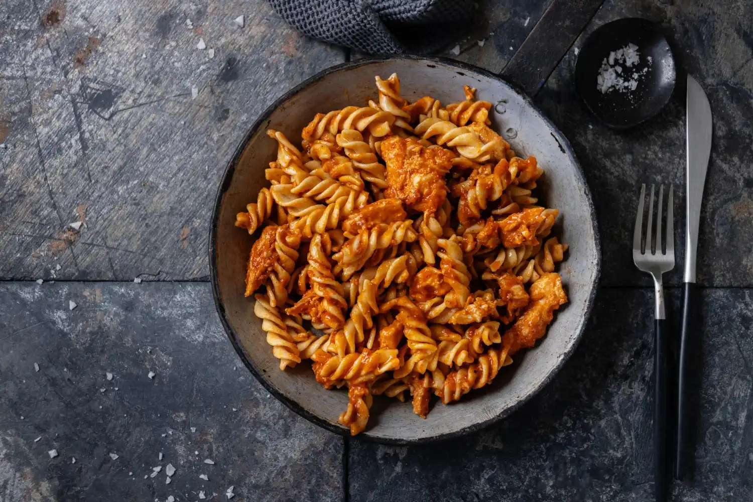 makaron_z_czerwonym_pesto_weganski makaron z wegańskim pesto, wegańskie pesto z suszonych pomidorów, przepis na makaron z pesto wegańskim, pesto z suszonych pomidorów przepis, makaron z pesto z suszonych pomidorów