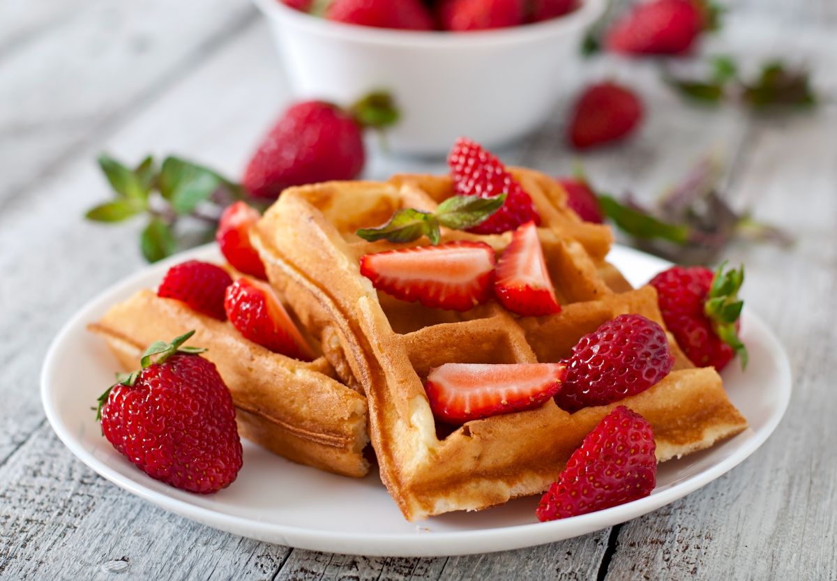 Belgium waffles with strawberries and mint on white plate jak przechowywać pomidory, jak przechowywać pomidory w domu, jak przechowywać pomidory w lodówce, jak przechowywać pomidory koktajlowe