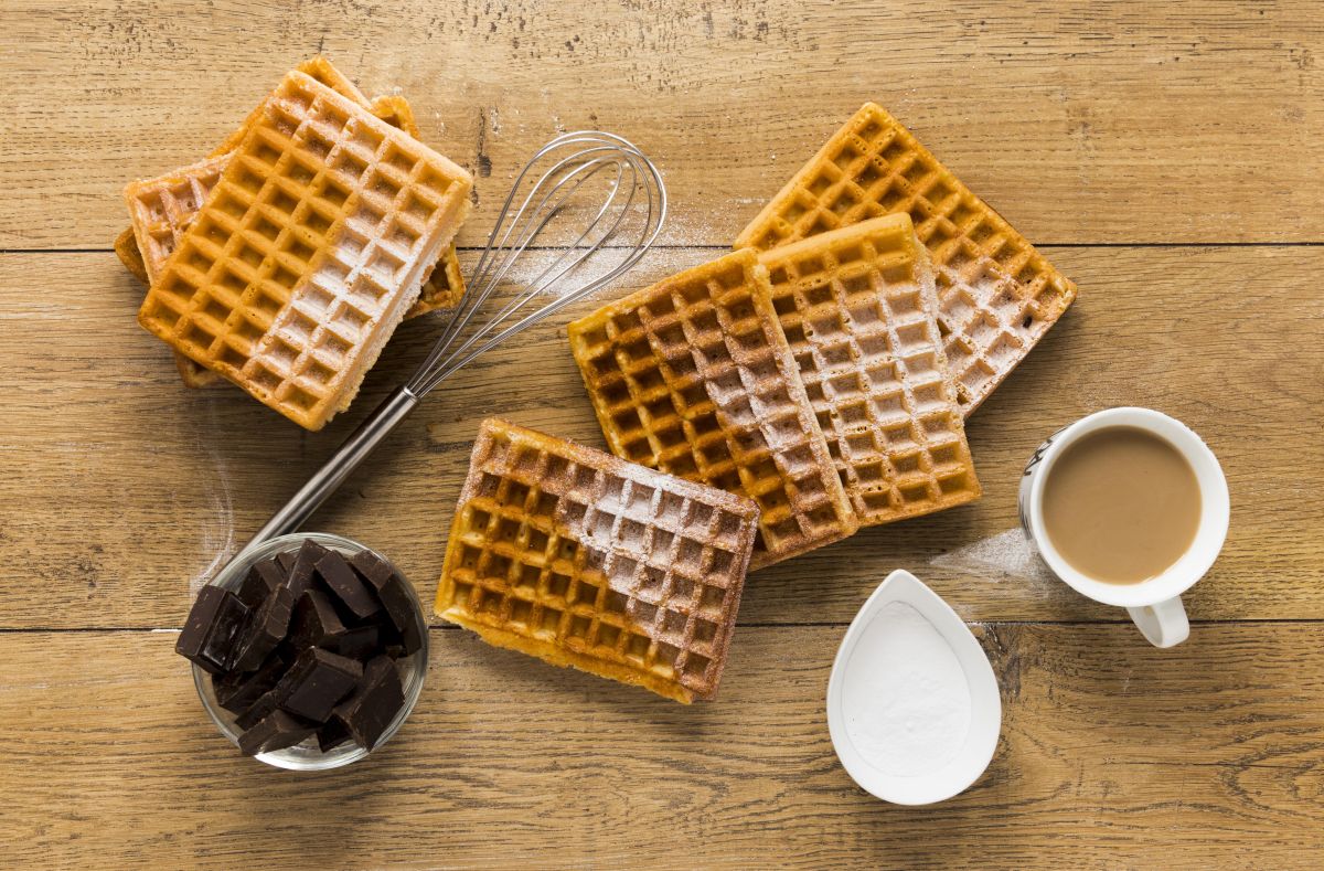 flat-lay-waffles-with-coffee-chocolate jak przechowywać pomidory, jak przechowywać pomidory w domu, jak przechowywać pomidory w lodówce, jak przechowywać pomidory koktajlowe