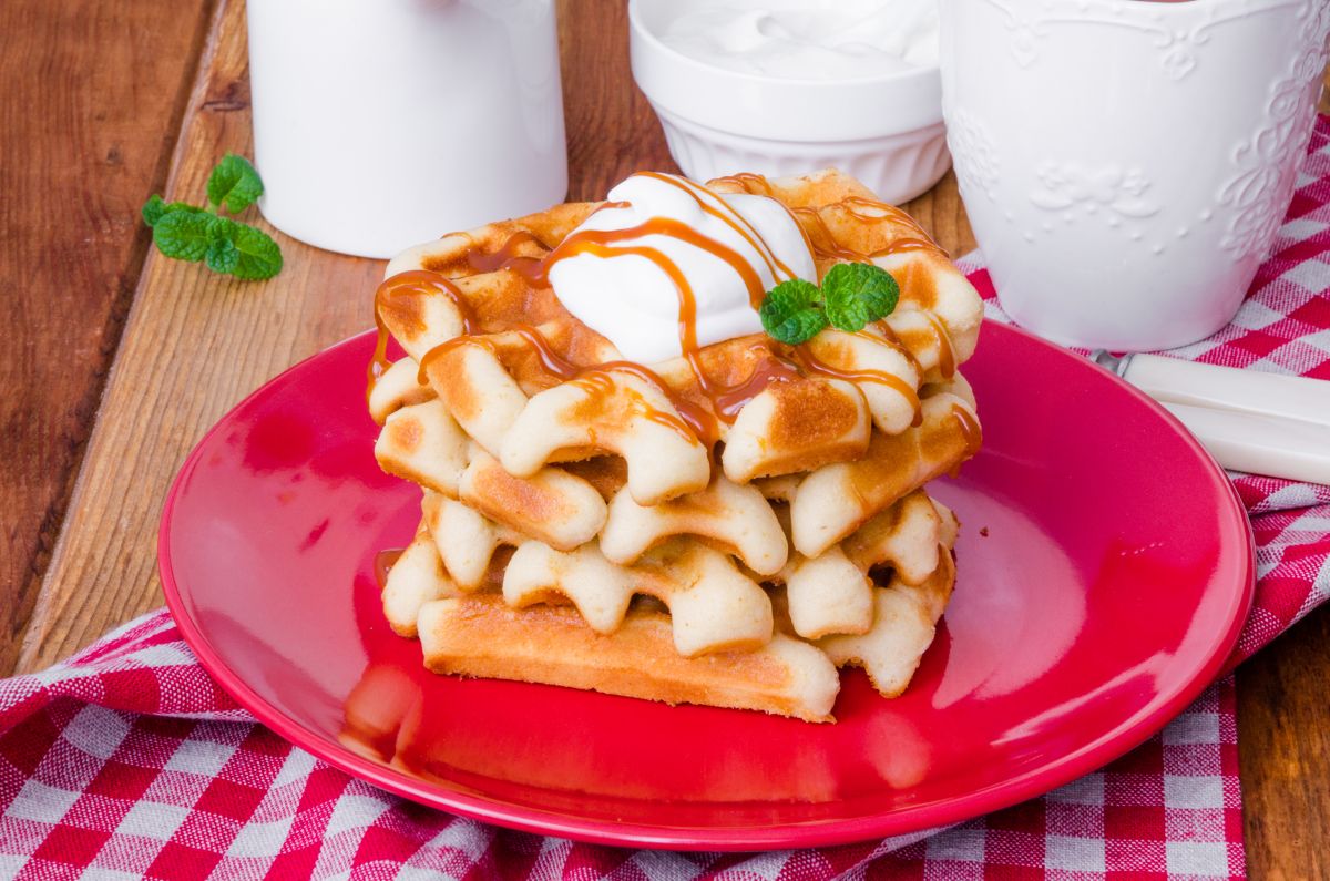 stack-belgian-waffles-with-caramel-sauce-whipped-cream-plate jak przechowywać pomidory, jak przechowywać pomidory w domu, jak przechowywać pomidory w lodówce, jak przechowywać pomidory koktajlowe
