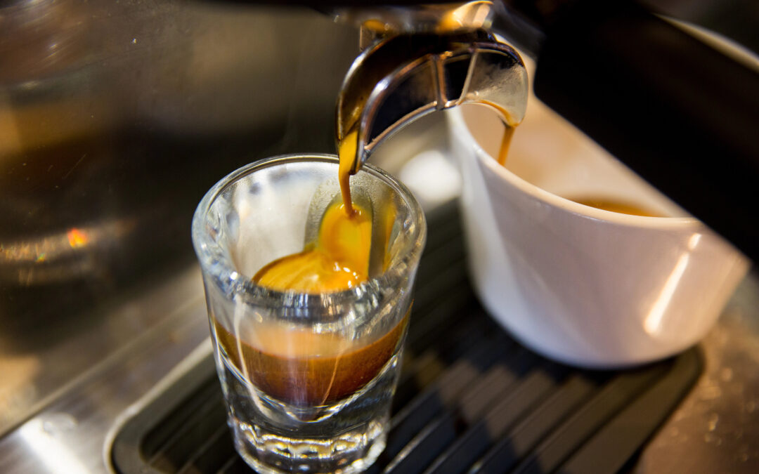 Kawa ziarnista włoska do espresso: jak wybrać mieszankę do ekspresu automatycznego i kolbowego (parametry, smak, cena)